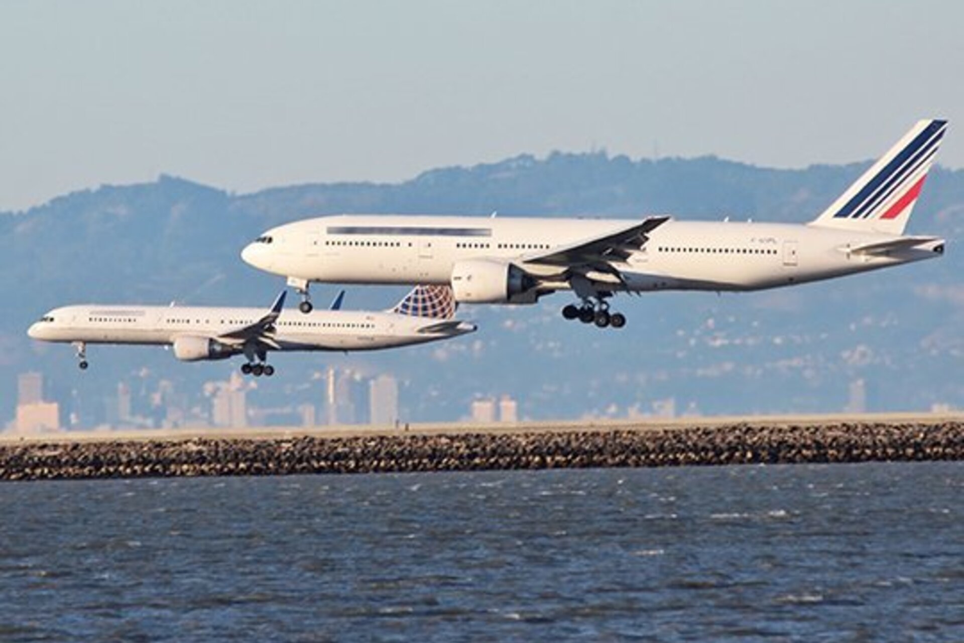 Planes landing at SFO