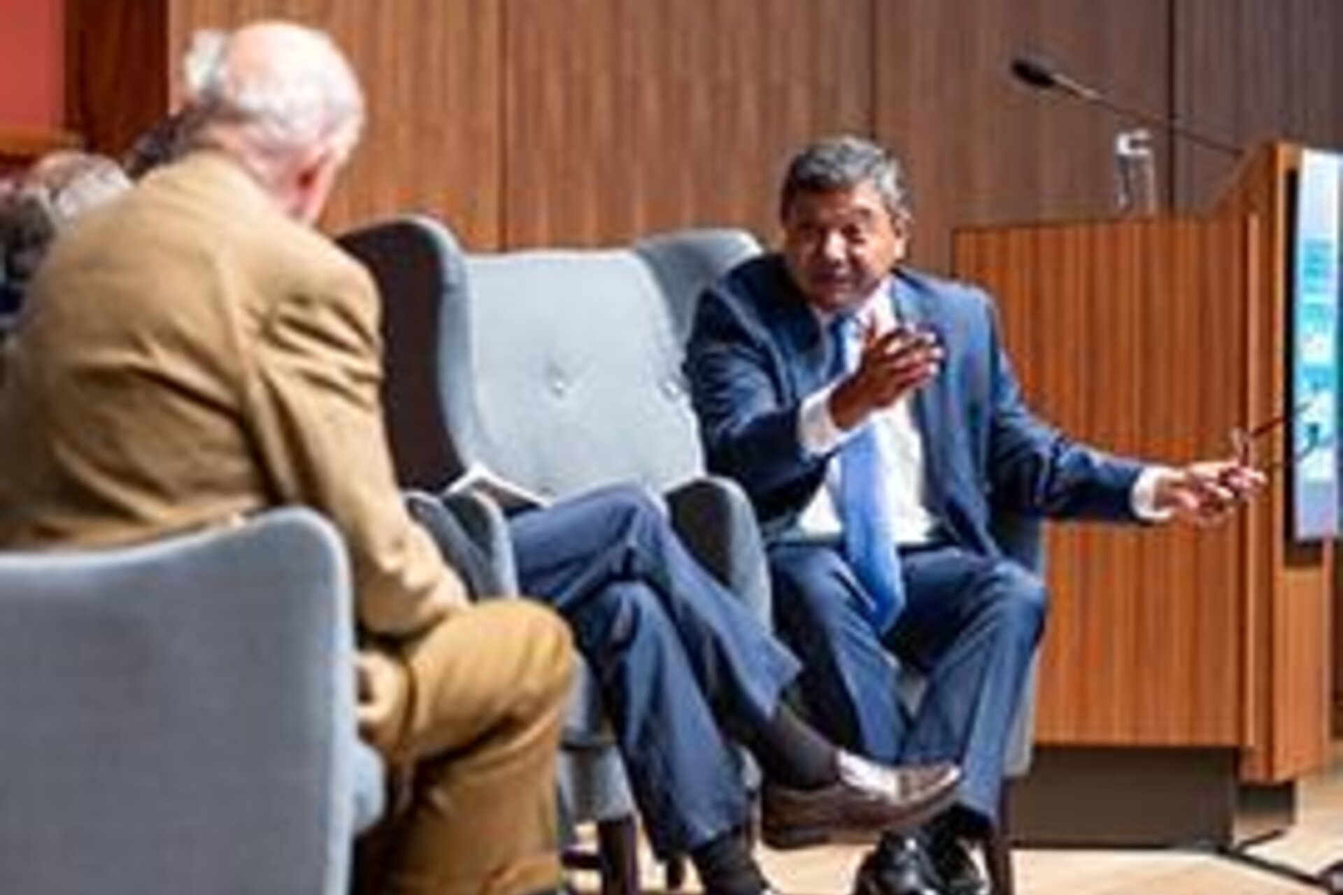 Arun talking to panel at GEF 2018