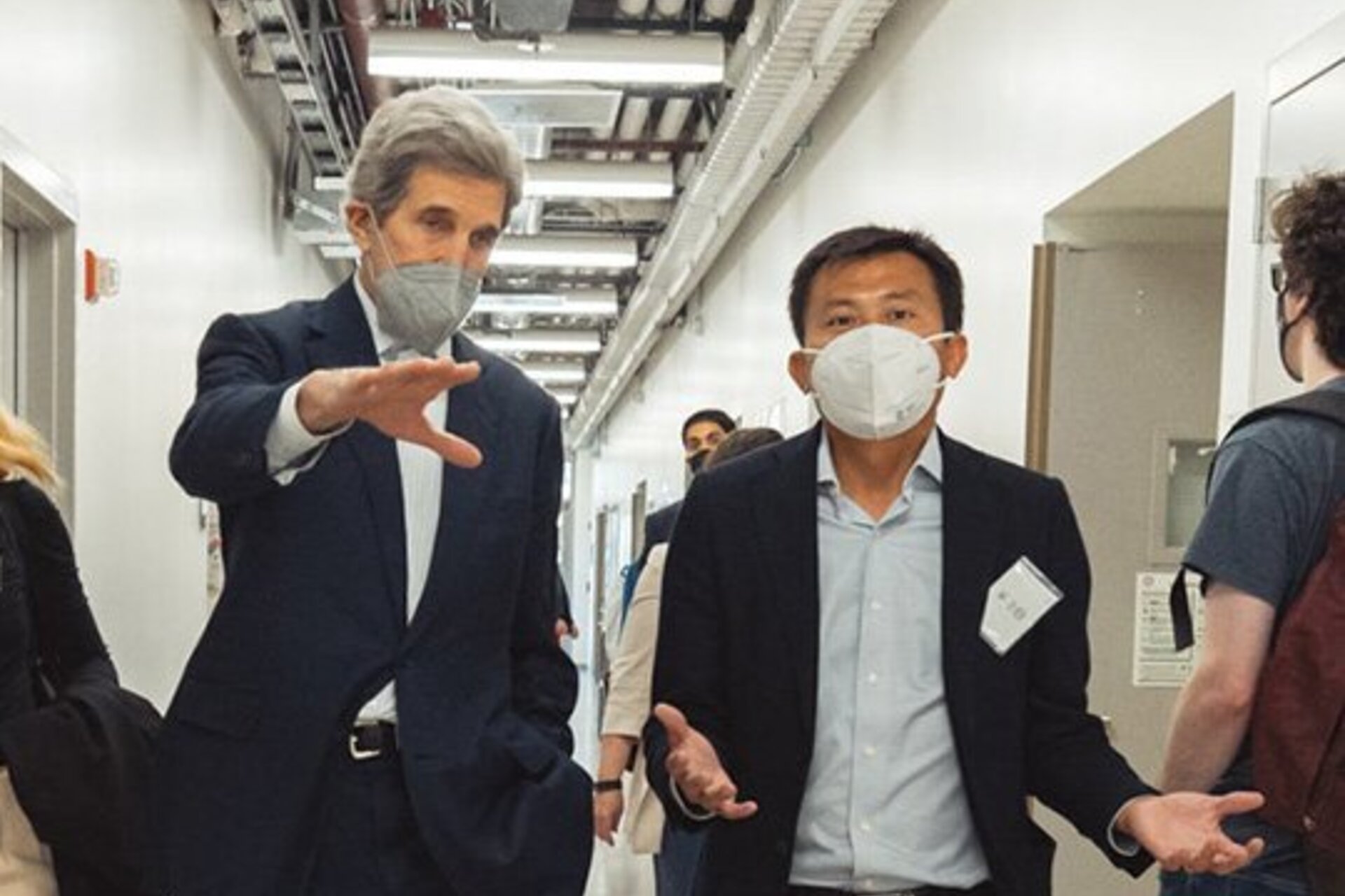 John Kerry (center left) and Yi Cui (center right), director of the Precourt Institute for Energy, touring Cui’s lab where he develops novel batteries and other green energy solutions.