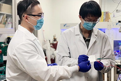 Hansen Wang and Zhiao Yu work together in a lab.