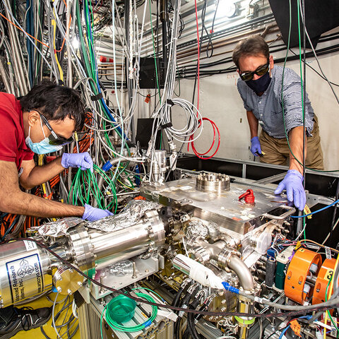 SLAC researchers working on ultrafast switching in a quantum electronic device
